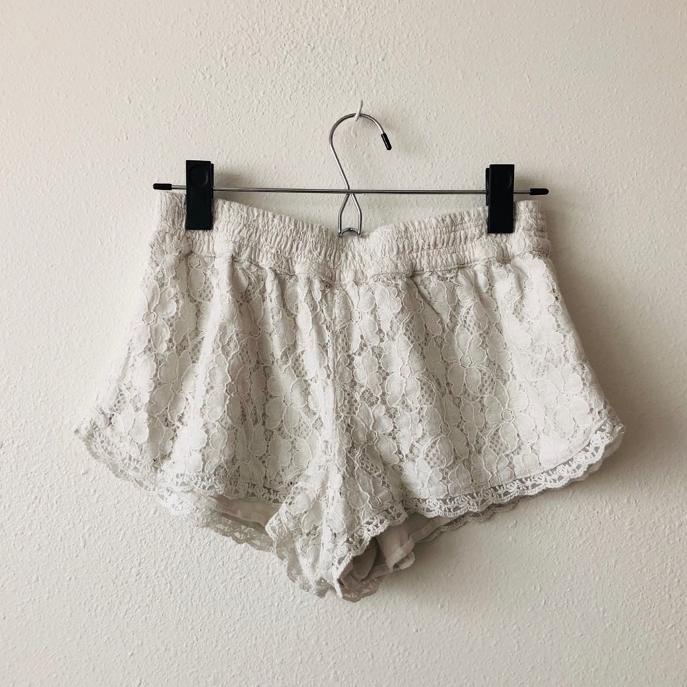 Aritzia Maywood Lace Shorts - Medium